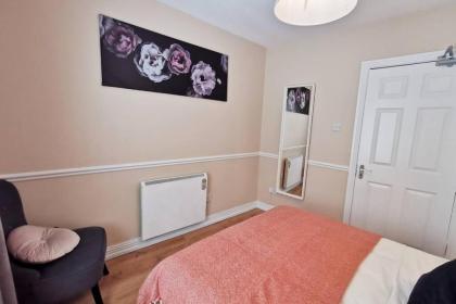 Spacious 2bed apartment city centre - image 19