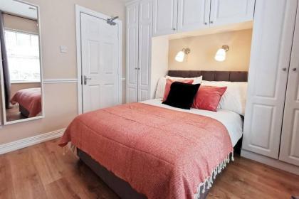 Spacious 2bed apartment city centre - image 2