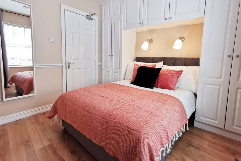 Spacious 2bed apartment city centre - image 2