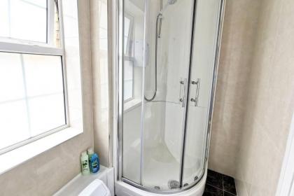 Spacious 2bed apartment city centre - image 20