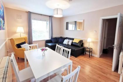 Spacious 2bed apartment city centre - image 21