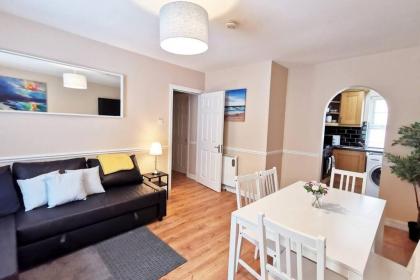 Spacious 2bed apartment city centre - image 22