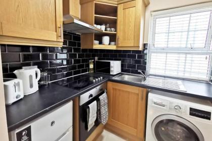 Spacious 2bed apartment city centre - image 23