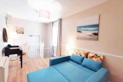Spacious 2bed apartment city centre - image 25