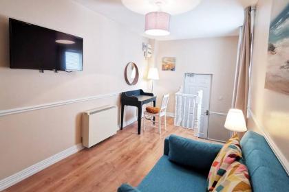 Spacious 2bed apartment city centre - image 26