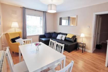 Spacious 2bed apartment city centre - image 4