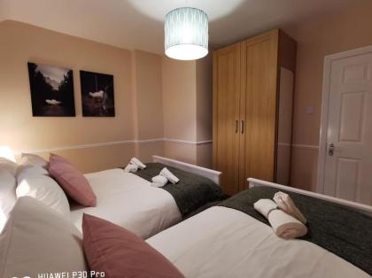 Very Central 1bed new refurbish - image 11