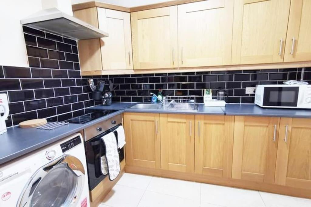 Very Central 1bed new refurbish - image 4