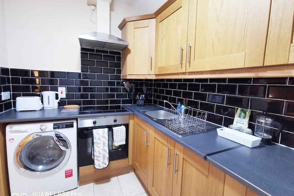 Very Central 1bed new refurbish - image 5