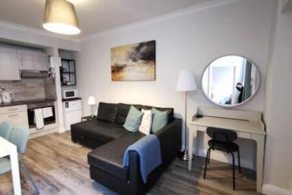 Cosy 1bed apartment with nice patio and fast WIFI F1