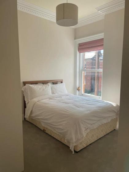 Charming 3BD house in Dublin - image 13