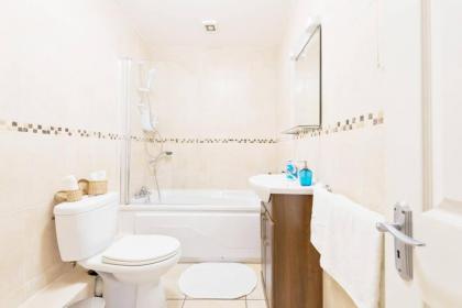 CENTRAL LOCATION 2 BED APT Fast WIFI & TV&KITCHEN - image 22