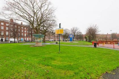 CENTRAL LOCATION 2 BED APT Fast WIFI & TV&KITCHEN - image 23
