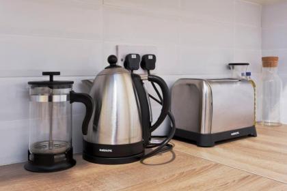 CENTRAL LOCATION 2 BED APT Fast WIFI & TV&KITCHEN - image 24