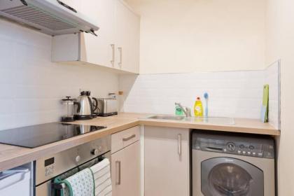 CENTRAL LOCATION 2 BED APT Fast WIFI & TV&KITCHEN - image 25