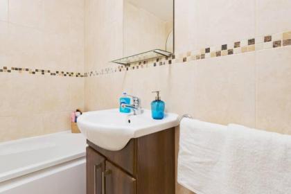CENTRAL LOCATION 2 BED APT Fast WIFI & TV&KITCHEN - image 26