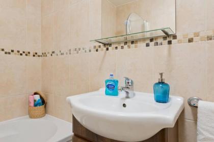 CENTRAL LOCATION 2 BED APT Fast WIFI & TV&KITCHEN - image 27