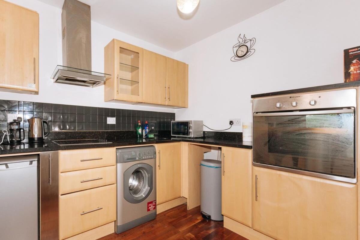 Exhilarating 2BD Flat with Outdoor Patio Dublin! - main image