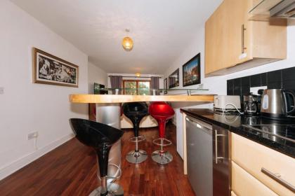 Exhilarating 2BD Flat with Outdoor Patio Dublin! - image 10