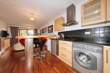 Exhilarating 2BD Flat with Outdoor Patio Dublin! - image 11