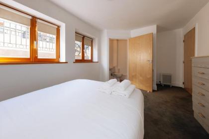 Exhilarating 2BD Flat with Outdoor Patio Dublin! - image 16