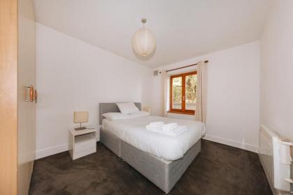 Exhilarating 2BD Flat with Outdoor Patio Dublin! - image 17