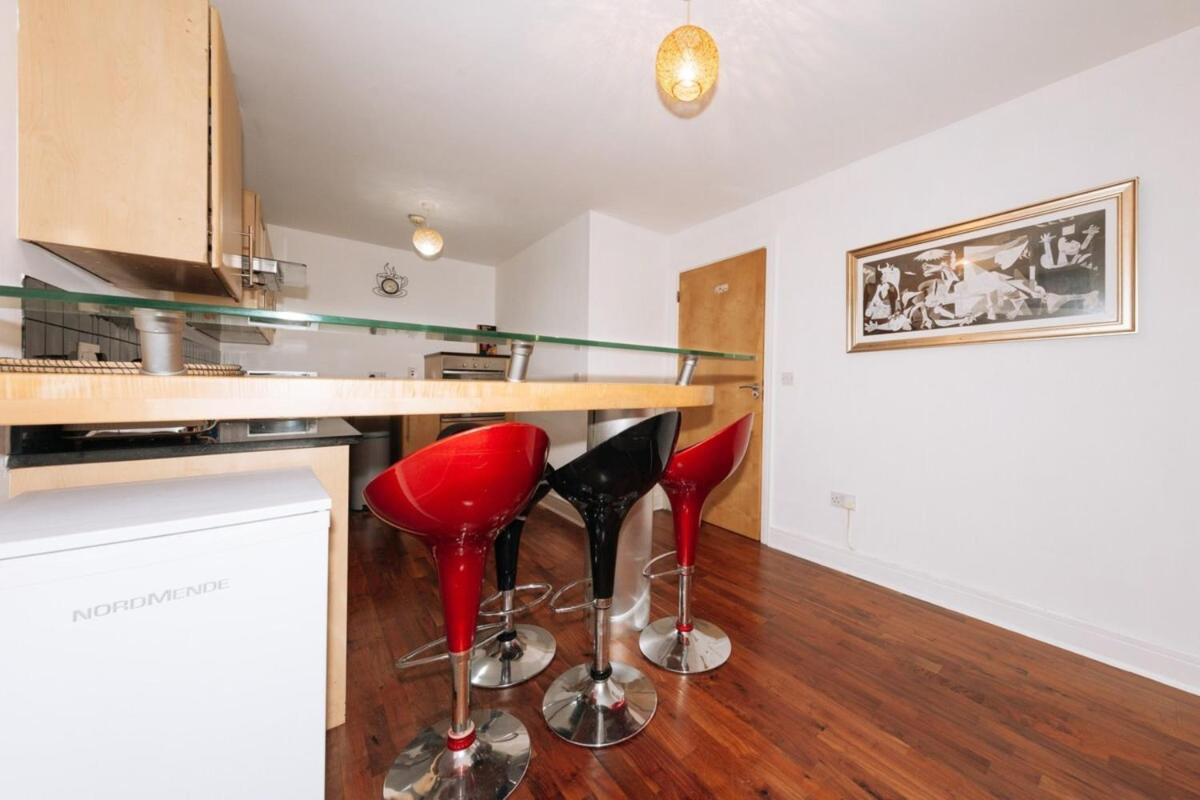 Exhilarating 2BD Flat with Outdoor Patio Dublin! - image 5
