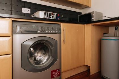 Exhilarating 2BD Flat with Outdoor Patio Dublin! - image 8