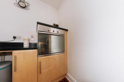 Exhilarating 2BD Flat with Outdoor Patio Dublin! - image 9