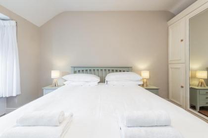 Oakwood House - image 21