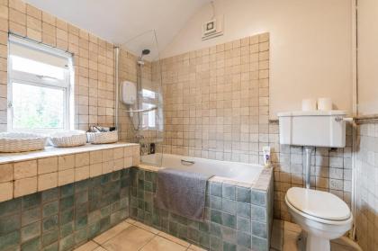 Oakwood House - image 29