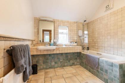 Oakwood House - image 30